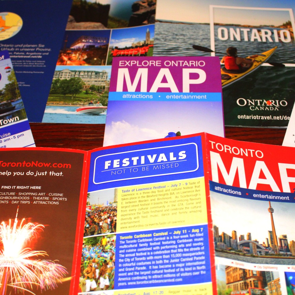 Prospekte zu den vielfältigen Ausflugsmöglichkeiten liegen überall in Toronto parat