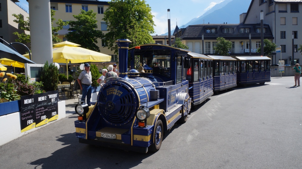 Zug in der Altstadt von Brig in der Schweiz Exploreglobal Reiseblog